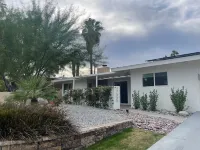 Fab Mid Century Cathedral Cove Pool Home with Stunning Mountain Views 아구아 칼리엔테 엘레멘타리 스쿨 주변 호텔