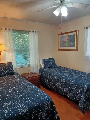 Beach & Downtown 5 Blocks, Courtyard with Grill, Full House Generator, 4 Bikes The Art House附近的飯店