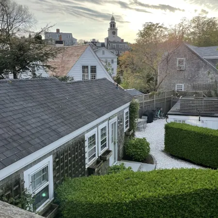 Cozy upper studio- fully equipped & close to town, harbor, shops & restaurants!