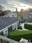 Cozy upper studio- fully equipped & close to town, harbor, shops & restaurants!