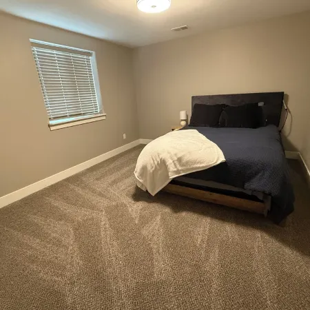 Gorgeous, clean, newer Condo , 5 bedrooms!! 1 mile from Bettplex.