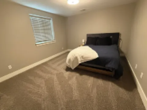 Gorgeous, clean, newer Condo , 5 bedrooms!! 1 mile from Bettplex.