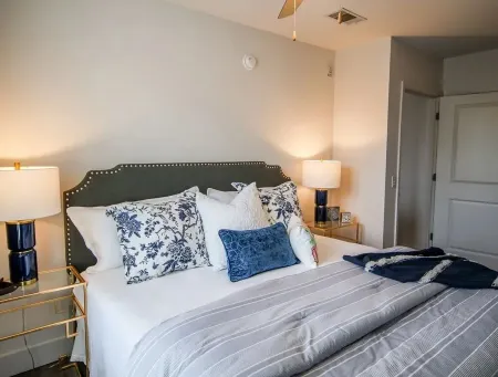 Walk to the square and the grove! This 2BR 2BA is the perfect location. Отели рядом с достопримечательностью «Парк Ламар»