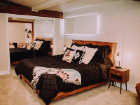 Newly renovated historical house. Walking distance to all of downtown! Hotels in Salmon