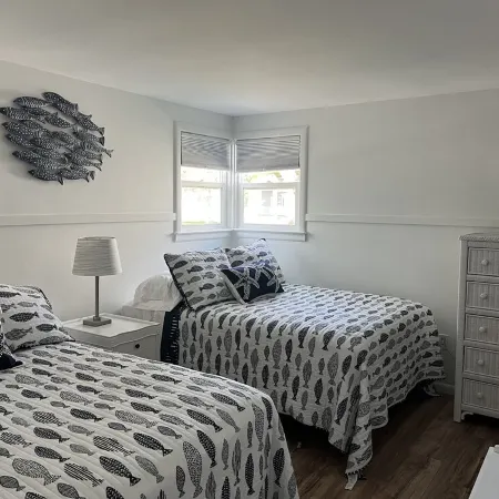 Lakeview Cottage, walk to the beach, parks and downtown. Early booking discount!