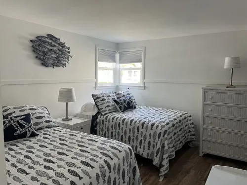 Lakeview Cottage, walk to the beach, parks and downtown. Early booking discount!