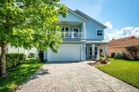 4 blocks from beach! spacious getaway w game room, outdoor kitchen. Kid-friendly - Jacuzzi