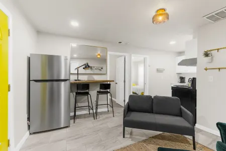 Comfortable Compton 2 Bed APT 1