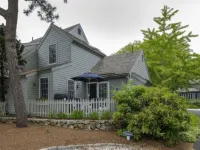 Cape Cod Cottage steps from Private Beach Hotels in Mashpee
