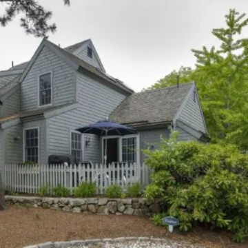 Cape Cod Cottage steps from Private Beach