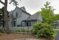 Cape Cod Cottage steps from Private Beach