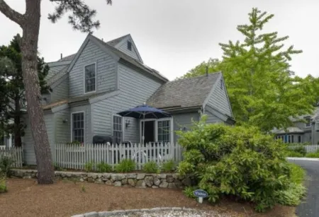Cape Cod Cottage steps from Private Beach