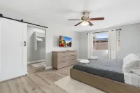4 Bed Mid Century Modern w/ Pool, Putting Green, Wood Fired Pizza Oven, Sleeps 9 Hotel in zona Costco Wholesale