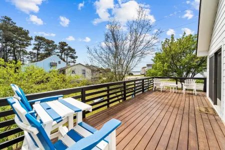 Semi-Soundfront on Bay Drive - Whole Home, Large Yard and Decks!