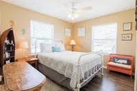 Cheerful & Cozy 3 Bedroom Home Walking Distance to Little Bay!
