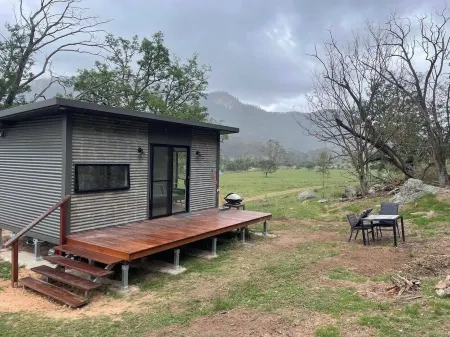 Brand new cabin with cliff views, hiking trails, heated spa, farm stay