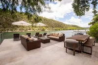 Lake Austin Modern Luxury 200 Feet of Private Lakefront with 2 Docks - en bord de mer