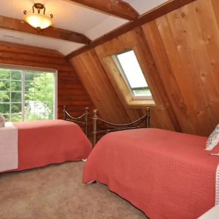 Beautiful Remodeled 5 Bedroom 3000 sq ft Cabin in the Iconic Vivian Park Area