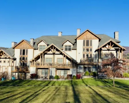 Apres Ski Luxury SKI-IN/OUT HUNTER MOUNTAIN Slopeside STEPS to Ski School Lodge 亨特酒店