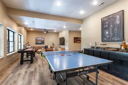 Branson Woods Lakeside Lodge sleeps 24+!