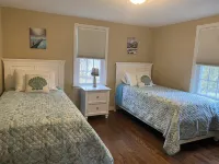 Family - friendly home 1.5 miles to Craigville Beach (Beach pass Inc