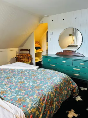 Adorable private cottage with lake views and access.