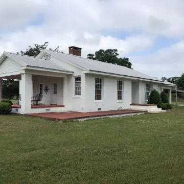 Hilltop Retreat . Private house surrounded by nature. Just 2 miles from Lake.