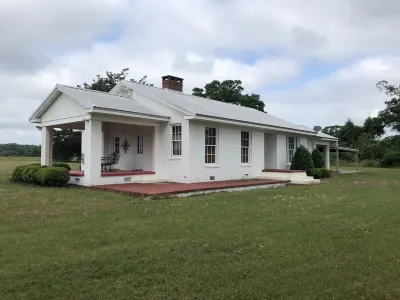 Hilltop Retreat . Private house surrounded by nature. Just 2 miles from Lake. Hotels near Walmart Garden Center