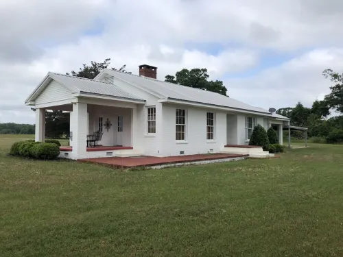 Hilltop Retreat . Private house surrounded by nature. Just 2 miles from Lake. Hotels in Eufaula