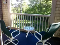 Sunny , cozy 1-bedroom, wooded, private, central Island location, close to ocean