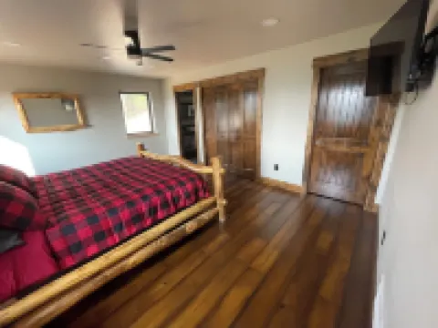 Spacious, 3 bedroom private cabin on 6 acres. Near Mickelson trail & Deadwood