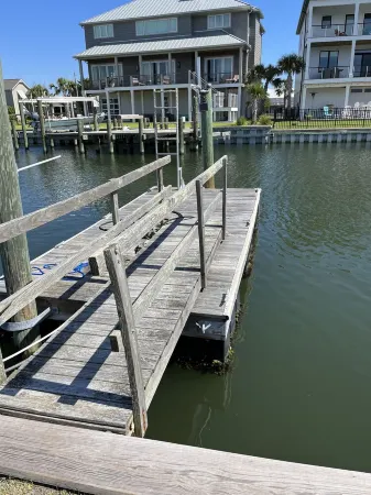 Cozy 2-Bedroom Cottage Near Triple S Marina