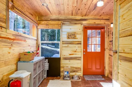 Arrowhead Sanctuary!! Beautiful Cabin! Deck with Fire Pit & Incredible Views!