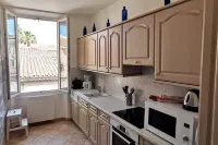 Apartment facing the port, sea view, renovated 2022 65m2 Hotels in Bandol