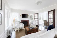 🌟 Walk to the village ❤ of Greenport Hotels in Greenport West