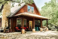 EAGLES NEST - CABIN W/ HOT TUB