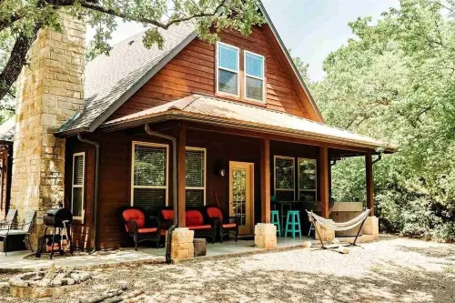 EAGLES NEST - CABIN W/ HOT TUB