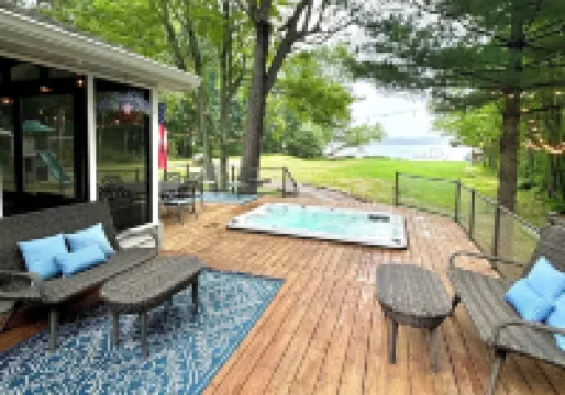 Lakefront Luxury Cabin- Dock, Hot Tub, Firepit, Kayaks, Game Room, Bunk Room