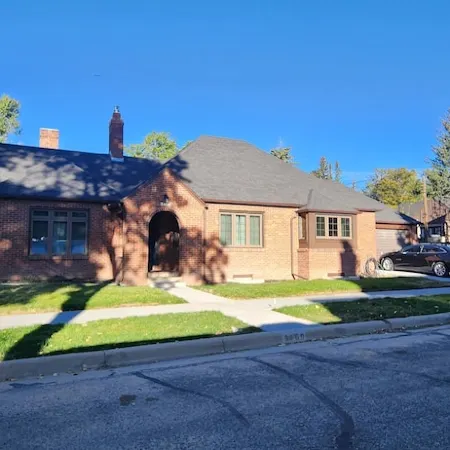 More on Moore, Remodeled Historic Home w/ AC, 4Br/2BA, Washer & Dryer Sleeps 8