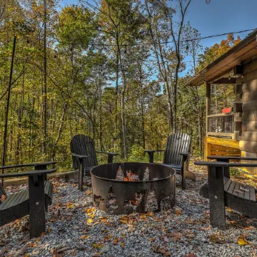 Rustic Log Cabin Retreat, Hot Tub + Firepit