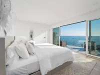 Black Swan: Beachfront Home w/ Year-Round Jacuzzi Hotele w: Hampton Bays