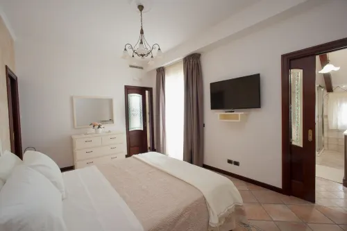 THE ARCH AMONG PATHS between Amalfi, Sorrento, Positano and Pompeii