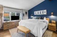 Stunning Waterfront views & cozy fireplace on the shores of Lake Como. King bed.