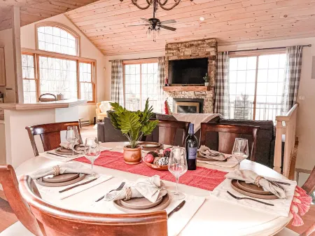 Amazing Sunset View, 1 Mile to Ski, Sauna, Hot Tub, Wi-Fi, Game Room, Bonfire