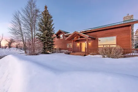 Equipped family-sized ski chalet in Driggs, ID a short drive to Grand Targhee.
