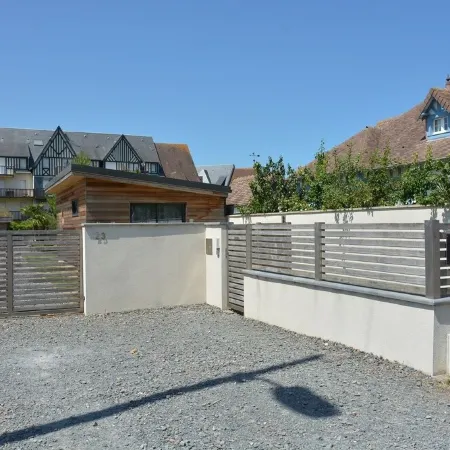 Cottage by the sea and close to the town center in Cabourg.