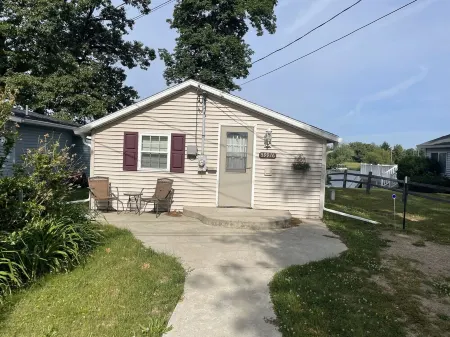 Cozy Lakefront Cottage
