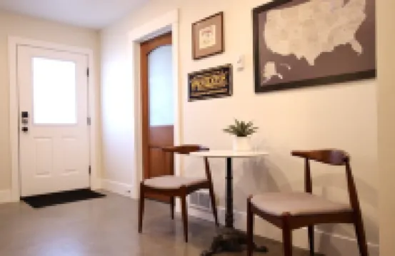 Urban & Hip Suite in the Warehouse District, Pets Allowed