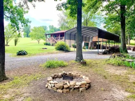 "River House" Log Cabin Nestled near the Red River