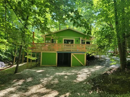Charming lake cabin located next to Racoon State Park.